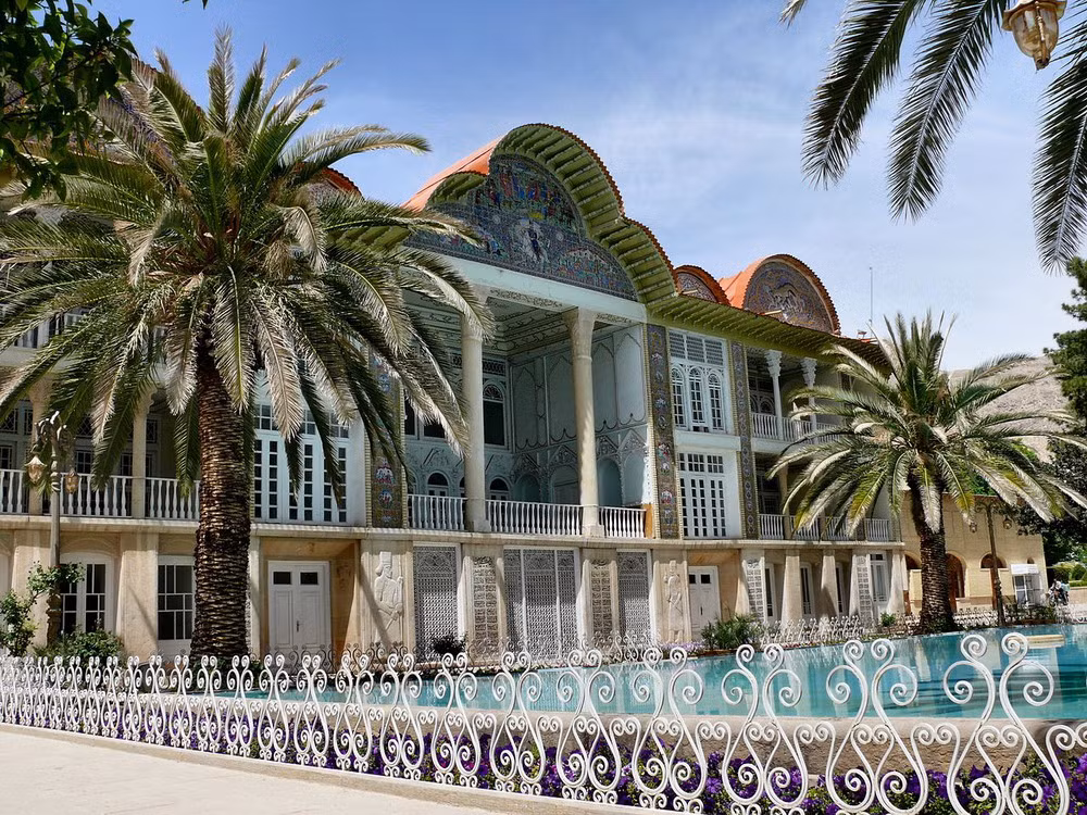 Khu vườn được xây dựng từ thời Qajar thế kỷ 19, ban đầu được các quý tộc phong kiến và các tù trưởng bộ lạc của tỉnh Fars sử dụng, và sau đó đến lượt hoàng gia Iran.