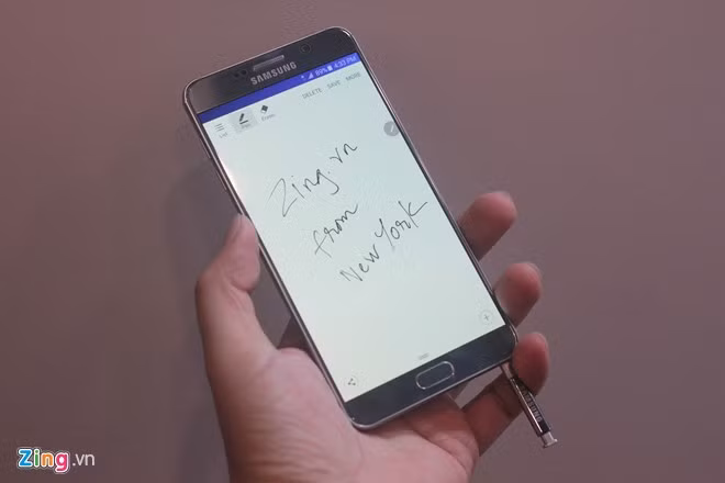 Thao tác viết, vẽ bằng S Pen cũng ấn tượng và cho cảm giác thật hơn. Samsung cho biết, họ muốn mang trải nghiệm viết tay lên chiếc smartphone này, do đó, cây bút được tinh chỉnh để cho khả năng di chuyển thời gian thực. Hãng này cũng thêm vào nhiều chi tiết mời, trong đó có việc chụp cả trang web kéo dài.
