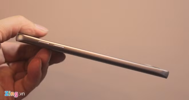 Galaxy Note 5 dày 7,6 mm, mỏng hơn nhiều so với Galaxy Note 4 (8,5 mm). Bên phải máy là nút tăng, giảm âm lượng. Chúng được bố trí giống Galaxy S6, nằm hơi cao. Với việc làm màn hình cong, Galaxy Note 5 trông mỏng hơn so với thực tế.