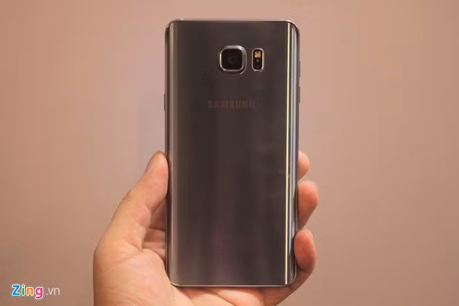 Toàn bộ mặt sau máy với camera 16 megapixel, cảm biến nhịp tim.