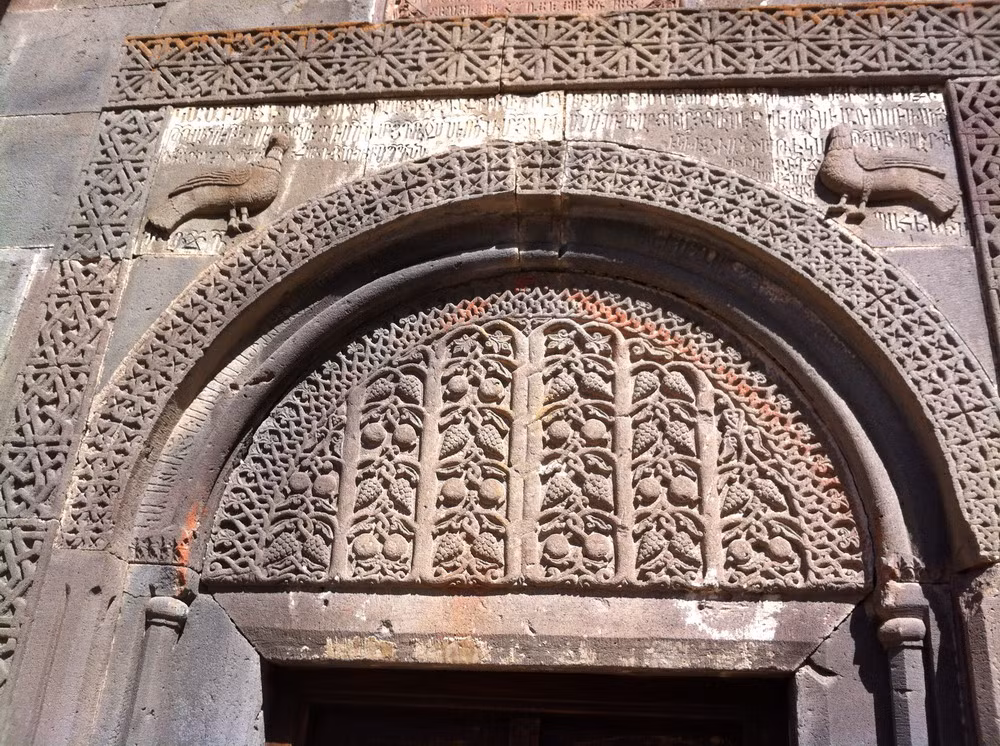 UNESCO đã công nhận Tu viện Geghard và Thung lũng Azat của Armenia là Di sản văn hóa thế giới năm 2000.