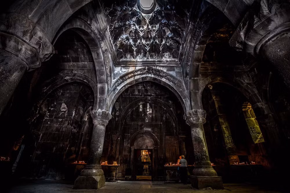 Theo quy chuẩn trong kiến trúc Armenia thời trung cổ, cấu trúc các tòa nhà trong tu viện tái tạo hình dáng túp lều nông dân, trong đó cột ở trung tâm hỗ trợ mái nhà bằng một dầm bằng gỗ với một lỗ ở giữa để đón ánh sáng.