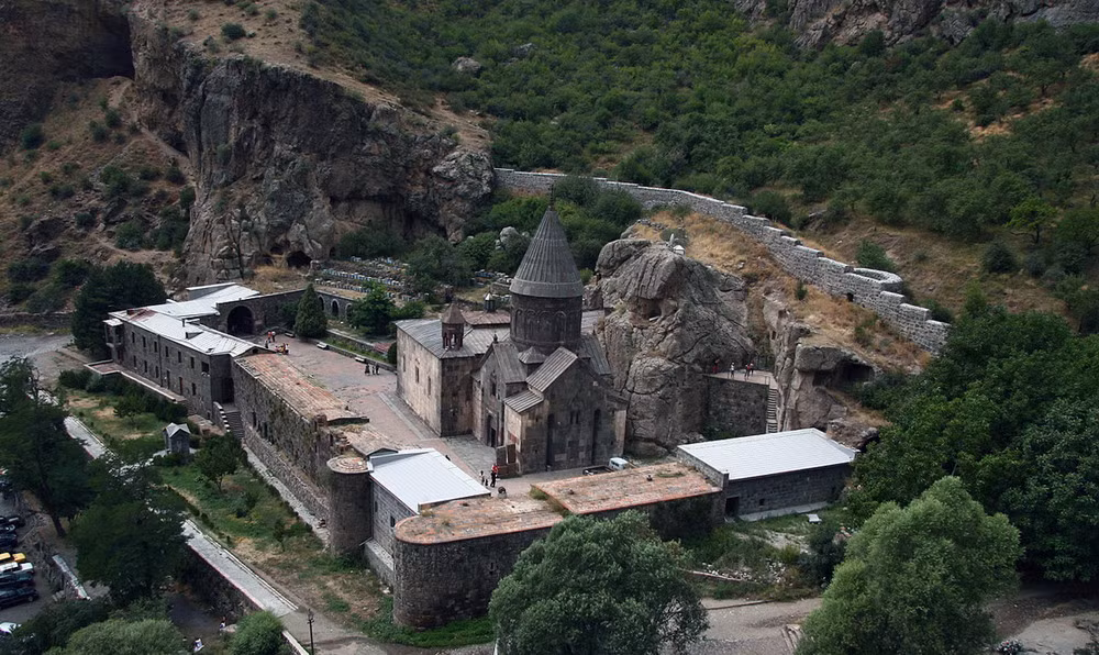 Gắn với con suối thiêng trong thung lũng Azat, tu viện cũng là một điểm hành hương nổi tiếng ở Armenia. Những người hành hương về đây vẫn mong muốn được uống nước từ con suối này bởi họ cho rằng nước sẽ cho họ sức mạnh, tránh được mọi tai ương bệnh tật.