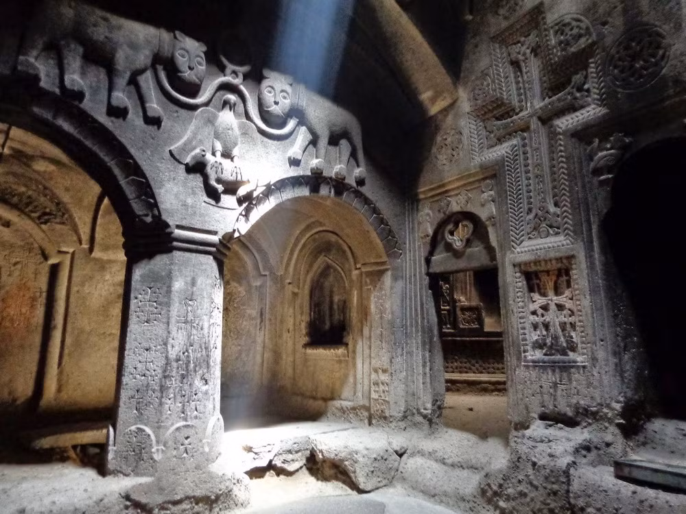 Không gian bên trong tu viện gây ấn tượng mạnh mẽ với những chạm khắc tinh xảo trên các trụ, mái vòm và bức tường bằng đá.