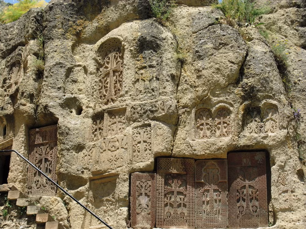 Phần cổ nhất của khu phức hợp tu viện Haghpat là nhà nguyện nhỏ của St Gregory, nằm về phía đông, bên ngoài nhóm chính, được khắc trực tiếp vào đá của sườn núi.