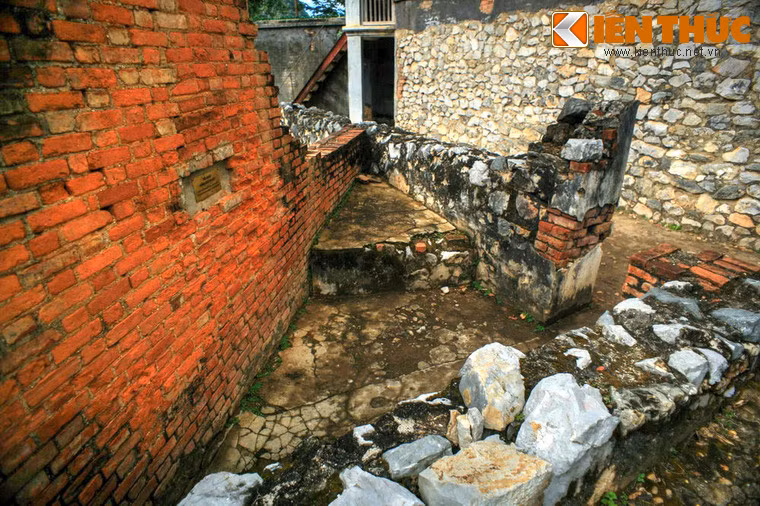 Trong đó, tên tuổi nhà cách mạng Tô Hiệu (1912 - 1944) gắn bó mật thiết với nhà tù Sơn La. Tại đây, ông được bầu làm Bí thư chi bộ Đảng, tham gia công tác tuyên truyền cách mạng và đấu tranh cải thiện chế độ nhà tù. Ông mất tại nhà tù Sơn La sau một thời gian bị lao phổi. Ảnh: Phòng giam nhà cách mạng Tô Hiệu.