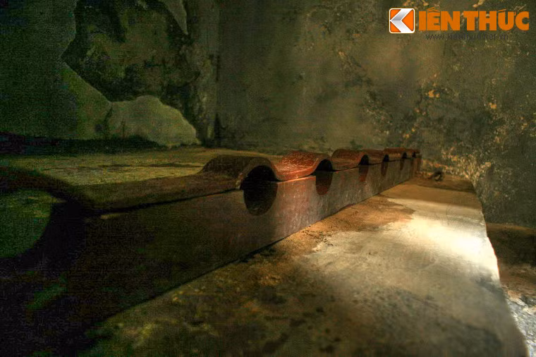 Chúng đã thực hiện một âm mưu hết sức thâm độc là lợi dụng khí hậu khắc nghiệt, kết hợp với chế độ ăn uống kham khổ, chế độ lao tù hà khắc, lao động khổ sai cực nhọc… để giết dần, giết mòn cả thể xác lẫn tinh thần của tù nhân. Ảnh: Bộ cùm chân trong một phòng giam.