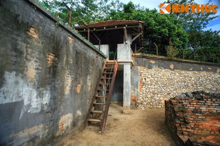 Vào các năm 1980 và 1994, tỉnh Sơn La tiến hành phục chế lại nhiều hạng mục của nhà tù như xây dựng lại một số đoạn tường rào bao quanh, khôi phục 2 tháp canh, nhà bếp, trại giam lớn, gia cố lại hầm ngầm, xây dựng các bức tường của các phòng giam theo dấu vết của các nền móng cũ... Ảnh: Một tháp canh.