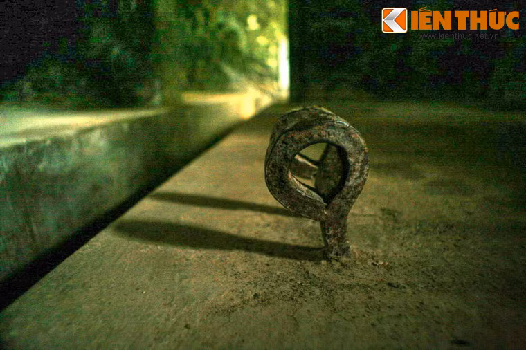 Điều đó đã thể hiện đầy đủ trong các các báo cáo của Công Sứ Sơn La Xanh - Pu - Lốp gửi Thống sứ Bắc kỳ: "Chỉ cần một thời gian không lâu, sốt rét, bệnh tật và công việc khổ sai sẽ tiêu diệt chúng một cách êm thấm …". Ảnh: Dấu tích của một ổ cùm chân.