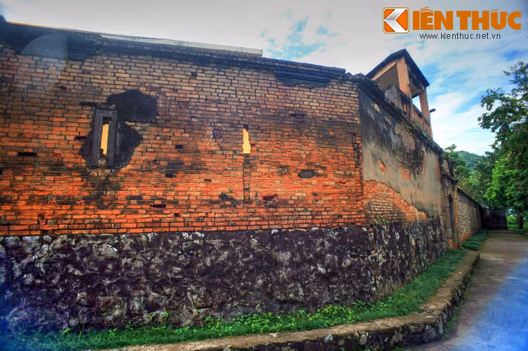 Năm 1952, khi rút khỏi Sơn La, thực dân Pháp đã ném bom phá hủy nhà tù nhằm xóa đi dấu vết tội ác của chúng. Đền năm 1965, đế quốc Mỹ đã đánh phá thị xã Sơn La tiếp tục phá hủy một phần của nhà tù. Ảnh: Tường bao của nhà tù.