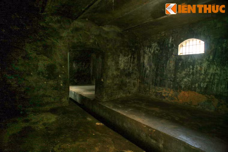 Song song với miệc mở rộng quy mô nhà tù, thực dân Pháp đã biến nơi đây thành một địa ngục trần gian để giam cầm, đầy ải và thủ tiêu ý chí đấu tranh của những người tù chính trị. Ảnh: Bên trong một phòng giam.