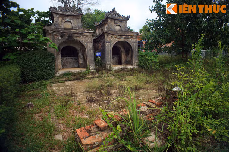 Trong số những công trình đó, không thể không kể đến ngôi Miếu Đôi độc đáo nằm ở đầu làng.