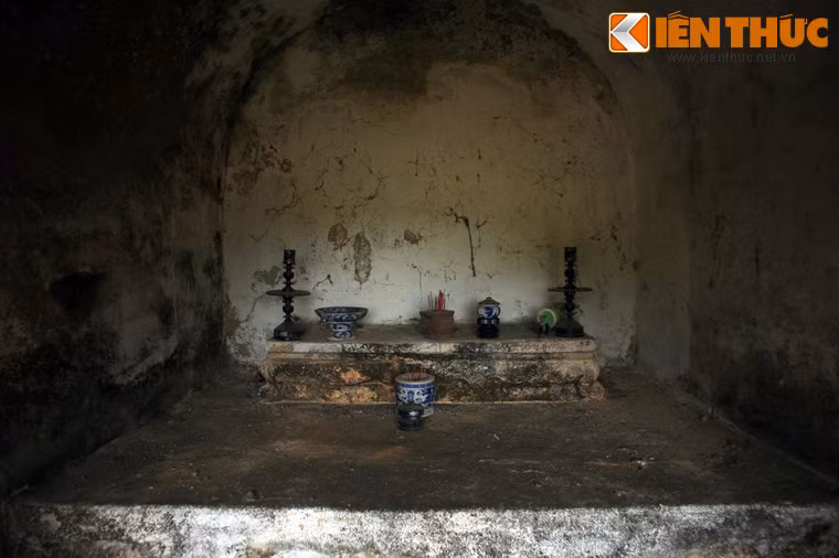 Miếu Đôi cũ trở thành nơi đặt bàn thờ các họ Phan và họ Lương Thanh của Tổ nghề gốm.