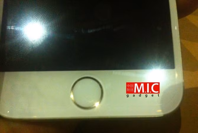 Cảm biến vân tay vẫn được giữ nguyên. Dựa vào 2 bức ảnh mới này, điều dễ nhận ra rằng iPhone 6s và iPhone 6 gần như không có gì khác biệt nhau, thậm chí là cả về vị trí sắp xếp camera và loa trên mặt trước.