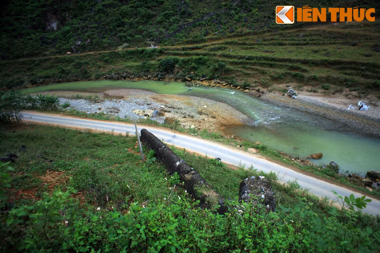 Tòa thành nằm ở một vị trí rất hiểm yếu, án ngữ hẻm vực sông Miện với con đường huyết mạch của khu vực biên giới Việt - Trung.