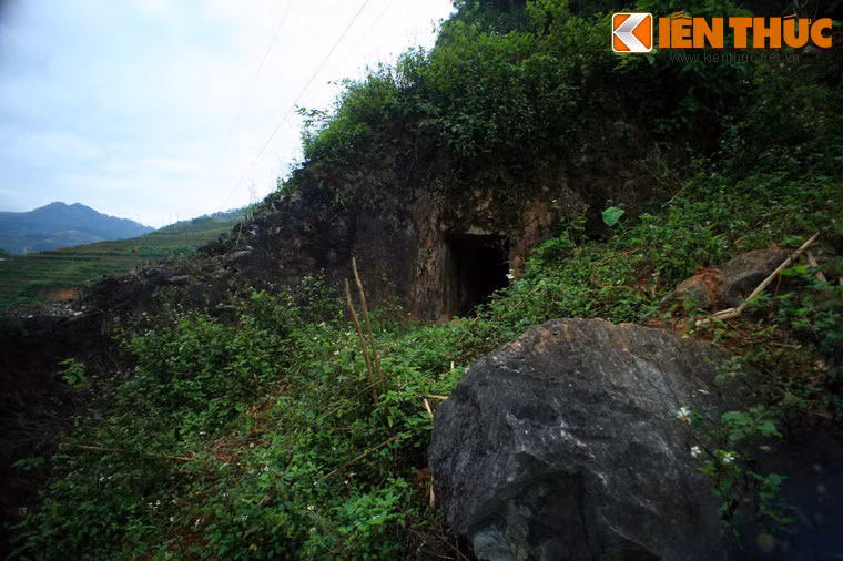 Dọc tường thành còn có một hệ thống lô cốt được xây dựng rất kiên cố.