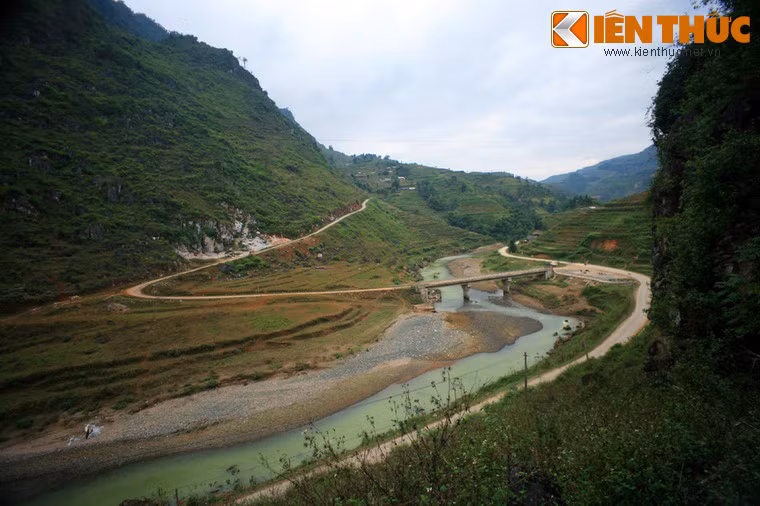 Khung cảnh nhìn từ điểm cao nhất của thành cổ Cán Tỷ tại bờ Đông sông Miện.