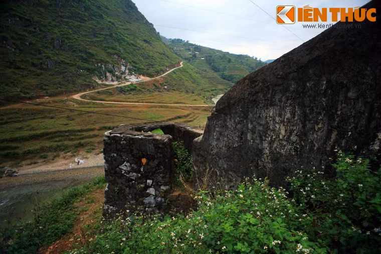 Một ụ súng của thành cổ Cán Tỷ.