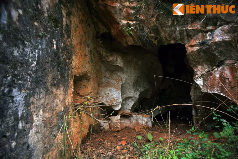 Ở vách núi nơi tường thành kết thúc có hang đá dùng làm nơi trú ẩn và tàng trữ vũ khí.