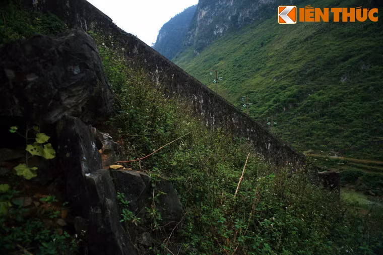 Mỗi bức tường có điểm bắt đầu là bờ sông, kéo dài lên sườn dốc cho đến khi chạm vào vách núi dựng đứng.