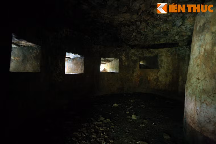 Bên trong lô cốt.