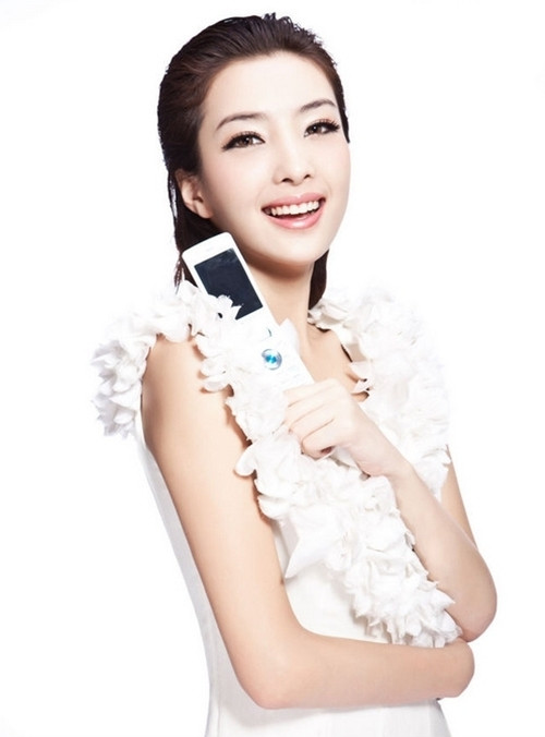 OPPO U521 và hot girl phong cách dịu dàng, nữ tính.