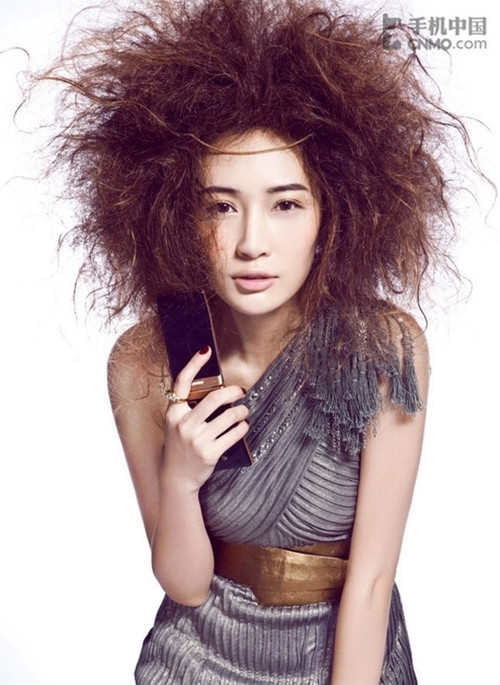 Samsung W899 với vỏ ngoài đen, được điểm thêm viền ánh kim vừa sang trọng lại vừa mạnh mẽ.