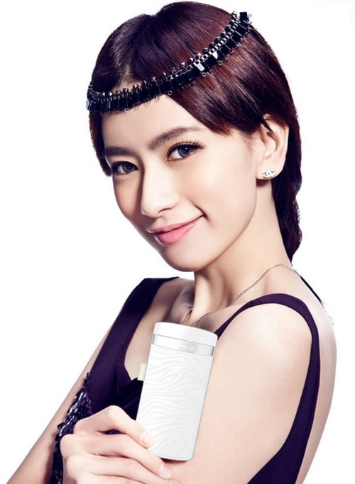 Điện thoại Lenovo S710 với vẻ ngoài dịu dàng, đơn giản nhưng đầy gợi cảm.