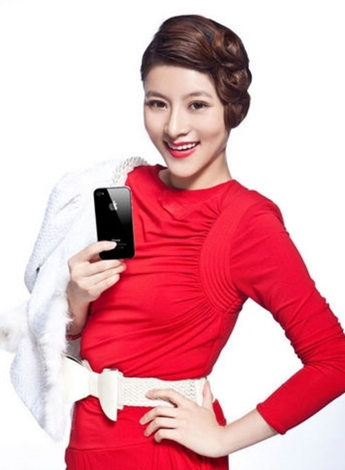 Iphone 4, siêu phẩm smartphone đầu tiên của Apple với bề mặt mượt mà, mềm mại, cùng với những đường góc cạnh thể hiện rõ sự nữ tính cũng như nét cá tính của phái đẹp.