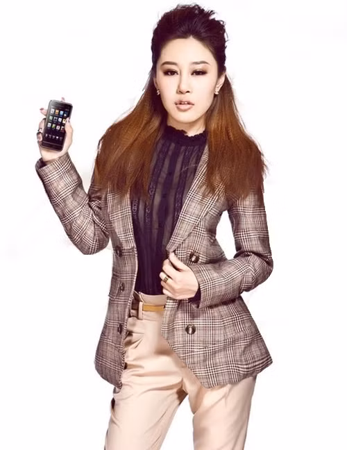 Chiếc điện thoại cao cấp Coolpad N930 dành cho hot girl doanh nhân toát lên vẻ trẻ trung, hiện đại.