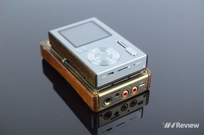 Bên trong C10 được cấu tạo từ con chip DAC cirrus logic cs4398 hỗ trợ giải mã 32bit/192kHz, hỗ trợ nhiều định dạng từ lossy đến lossless: CUE, APE, FLAC, ALAC, WAV, WMA, MP3, AAC,... đặc biệt là hỗ trợ giải mã định dạng nhạc số tốt nhất DSD64 và DSD128. Bộ nhớ trong của Colorfly C10 là 32GB, hỗ trợ mở rộng qua khe cắm thẻ nhớ tối đa 64GB.