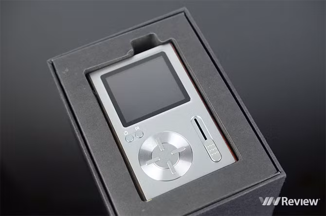 Sản phẩm trong bài đánh giá này được lấy từ hệ thống cửa hàng Xuân Vũ Audio với giá 9,15 triệu đồng có dung lượng bộ nhớ 32GB cùng khe cắm thẻ nhớ để mở rộng. Ấn tượng đầu tiên là máy nghe nhạc Colorfly C10 có thiết kế nhỏ gọn hơnColorfly C4, vẫn có chất liệu mặt trước là kim loại, mặt lưng gỗ. Nhưng thay vì màu đồng cổ kính sang trọng như C4 thì C10 có màu bạc lại kết hợp với lưng bằng gỗ, có vẻ không được ăn nhập cho lắm. Nhìn chung về thiết kế mình không thích C10 bằng C4.