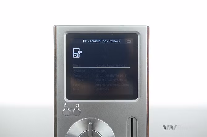 C4 là một trong những máy nghe nhạc có giao diện người dùng hơi khó dùng. C10 có cải thiện một chút nhưng vẫn chỉ cho phép duy nhất duyệt nhạc theo thư mục. Vói 1 chiếc máy nghe nhạc có tầm giá cao như vậy thì đây là điểm hạn chế bởi đa số máy nghe nhạc hiện đại ngày nay đều duyệt nhạc theo tag rất dễ dàng.