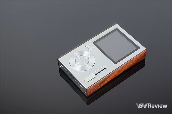 Điểm yếu "chết người" của Colorfly C4 là phần để tăng giảm âm lượng lại làm ở dạng kéo, mà lại không có cần khóa. Đến C10 hãng vẫn không chịu sửa cái yếu điểm quá lớn trong thiết kế này. Thử tưởng tượng nếu bạn đang đeo 1 chiếc tai nghe in-ear hay tai nghe custom in-ear, khi đút máy nghe nhạc vào túi mà vô tình khiến cái cần gạt âm thanh bị gạt lên thì rất dễ gây hại cho tai bởi âm thanh quá lớn.