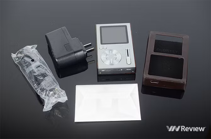 Phụ kiện của C10 bao gồm 1 bao da, 1 cục sạc và 1 dây sạc chân microUSB. Bao da có chất lượng hoàn thiện rất tốt, đẹp nhưng đeo vào máy thì lại hơi xấu. Điều đáng buồn là lượng phụ kiện quá ít ỏi, không tặng thêm dây line out, thua kém kể cả với những chiếc máy nghe nhạc ở tầm thấp hơn.