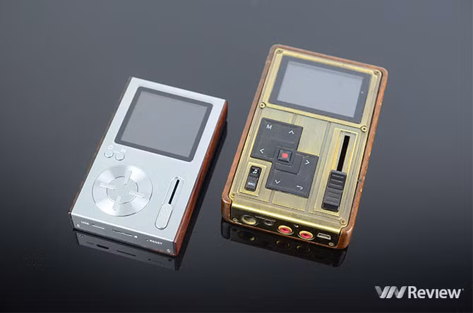 Thiết kế của Colorfly C10 làm tôi nhớ đến chiếc máy ghi băng Akai ở thập niên 60 của thế kỉ trước. Máy có kích thước nhỏ hơn Colorfly C4 rất nhiều, cả về độ dày, chiều rộng hay chiều dài.