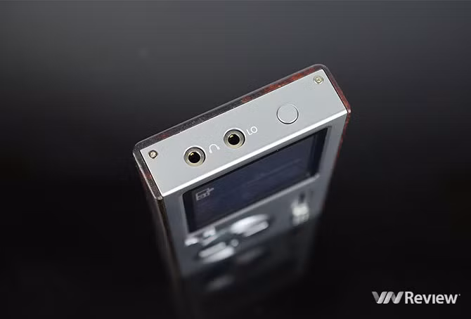 Trong khi Colorfly C4 có 2 chuẩn headphone out và cổng xuất tín hiệu coaxial thì ColorflyC10 lại có 1 cổng 3.5mm headphone out và 1 cổng line out để xuất tín hiệu ra âm ly. Đây là một điểm thay đổi tốt vì hẳn là nhiều người có nhu cầu sử dụng âm ly rời.