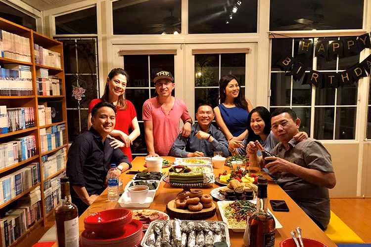 Hình ảnh Thanh Thảo vui vẻ bên bạn bè. Hiện, nữ ca sĩ và ông xã đều háo hức chờ đợi con gái đầu lòng chào đời.