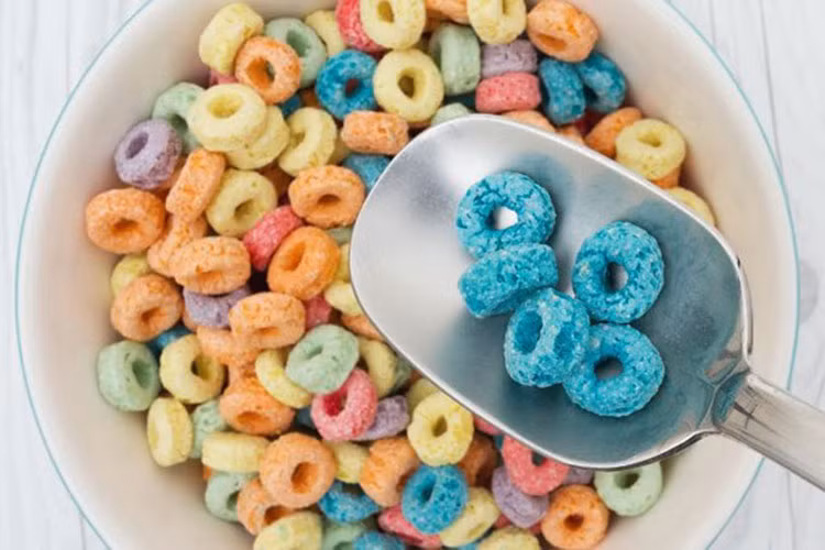 Ngũ cốc: Các nhà khoa học và bác sĩ cảnh báo về hậu quả của một chế độ ăn nhiều đường và một quả "bom đường" chính là ngũ cốc. Bắt đầu một ngày với một loại ngũ cốc ăn liền sẽ làm tăng lượng đường trong máu. Một vài giờ sau đó, lượng đường trong máu cao làm bạn nhanh đói và bạn sẽ thèm ăn và ăn nhiều hơn.