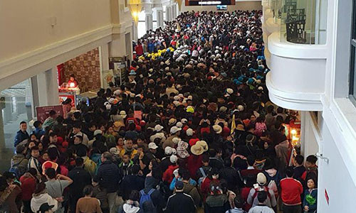 Hệ thống cáp treo có khả năng vận chuyển 2.000 người mỗi giờ cũng không đủ đáp ứng nhu cầu.