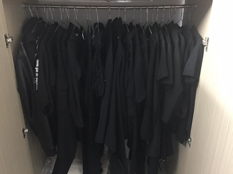 Tủ quần áo đen tuyền