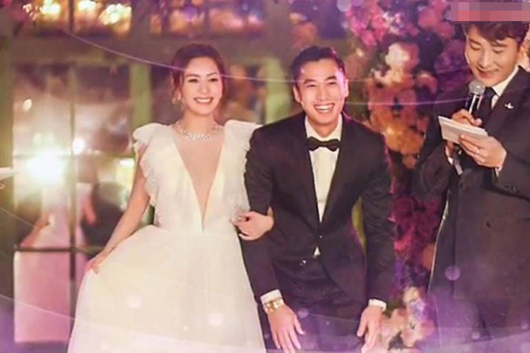 Trong hôn lễ, Chung Hân Đồng và ông xã liên tục nở nụ cười hạnh phúc.