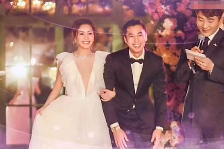 Trong hôn lễ, Chung Hân Đồng và ông xã liên tục nở nụ cười hạnh phúc.