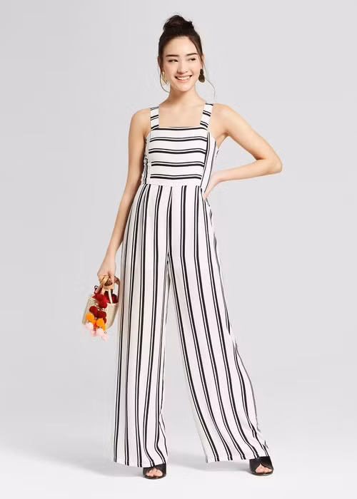 Đây là lựa chọn tuyệt vời cho các cô nàng mũm mĩm. Jumpsuit kẻ vừa mang nét cổ điển lại vừa hiện đại năng động. Item che khuyết điểm cơ thể và giúp đôi chân trở nên miên man và thon gọn bất ngờ.