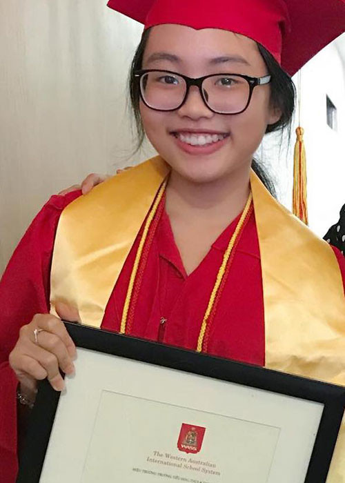 Mới đây, trên trang cá nhân, Phương Mỹ Chi khoe hình ảnh trong ngày tốt nghiệp cấp 2.