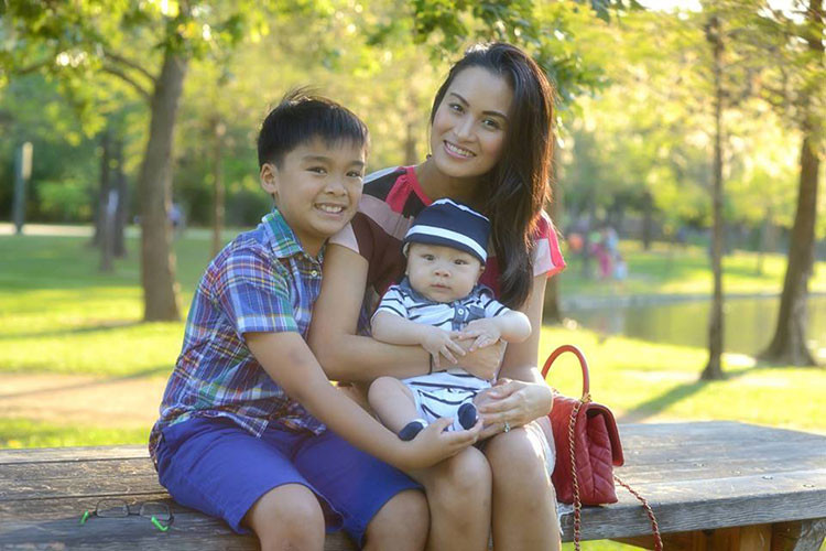 Ngô Ý An khoe ảnh bên hai cậu con trai kháu khỉnh của mình.