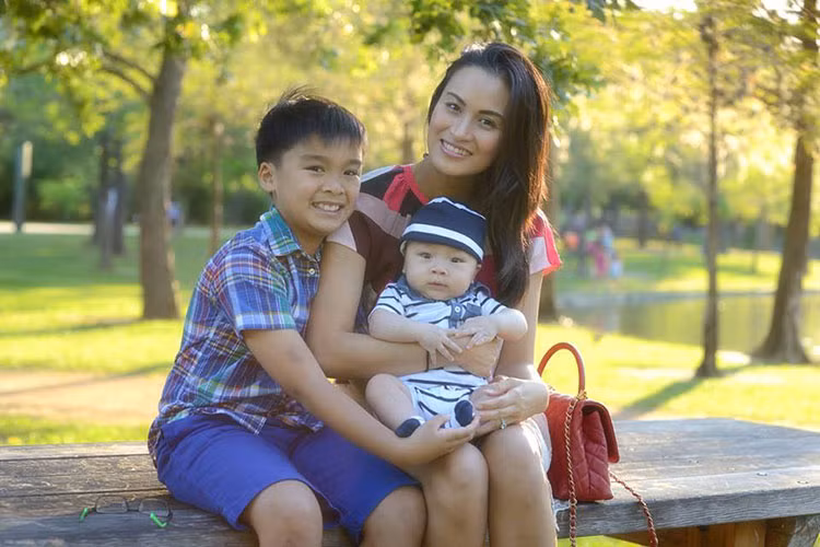 Ngô Ý An khoe ảnh bên hai cậu con trai kháu khỉnh của mình.