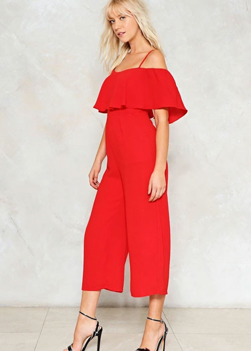 Jumpsuit với thiết kế nhún bèo trước ngực rất hợp với những cô nàng có vòng 1 khiêm tốn. Item này sẽ giúp bạn trông đầy đặn, gợi cảm hơn đấy.