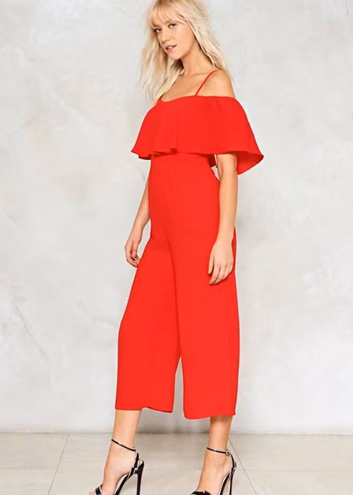 Jumpsuit với thiết kế nhún bèo trước ngực rất hợp với những cô nàng có vòng 1 khiêm tốn. Item này sẽ giúp bạn trông đầy đặn, gợi cảm hơn đấy.
