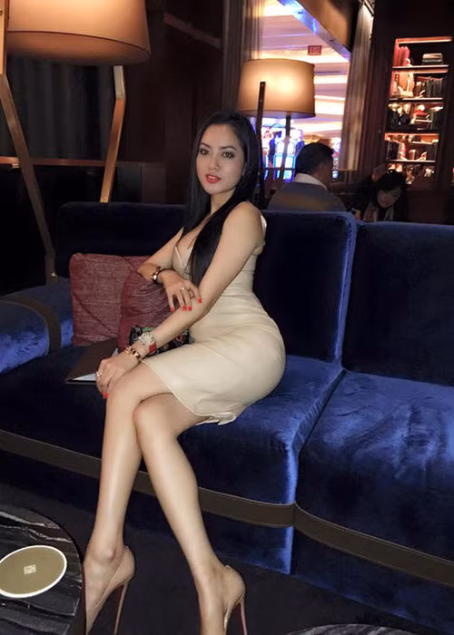 Ngoài đời, bà xã của Lâm Vũ theo đuổi phong cách thời trang gợi cảm.